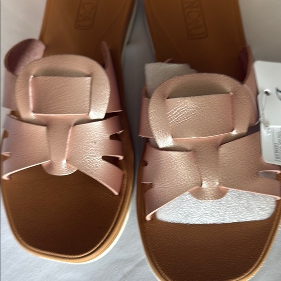 Chic Gold and Pink Sandals with Stylish Design - Picture 4 of 6